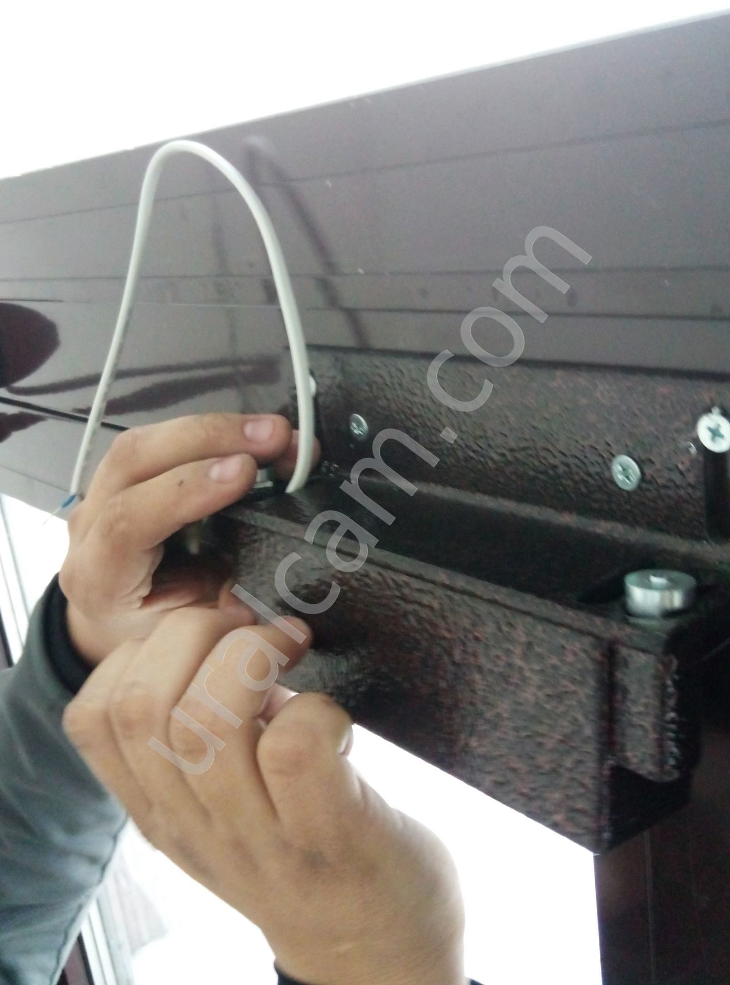 Установка магнитных замков